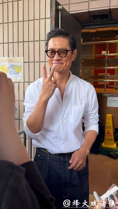 香港知名男星现身露面状态憔悴,面颊消瘦凹陷说话底气不足,本人亲自出面回应相关传闻 香港知名男星现身露面状态憔悴,面颊消瘦凹陷说话底气不足,本人亲自出面回应相关传闻