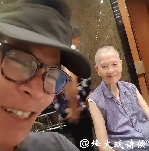 香港知名男星现身露面状态憔悴,面颊消瘦凹陷说话底气不足,本人亲自出面回应相关传闻 香港知名男星现身露面状态憔悴,面颊消瘦凹陷说话底气不足,本人亲自出面回应相关传闻