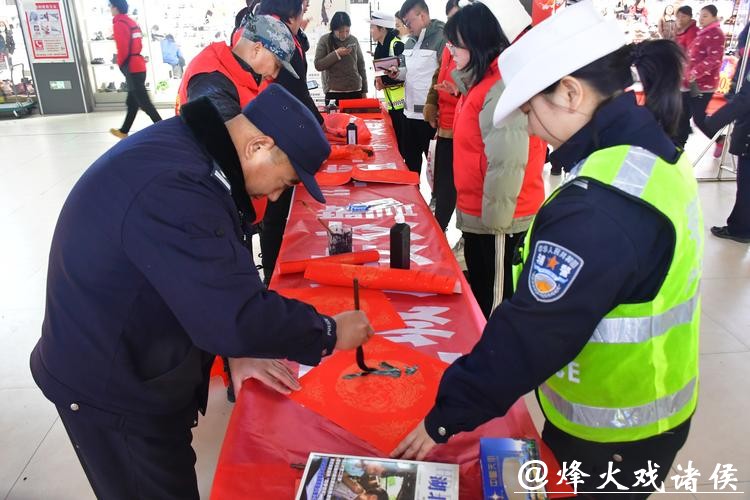 安全宣讲、写春联、送祝福……警民同心“暖”了留沪务工人员的心