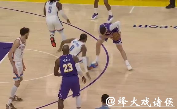 拉拉维亚晃倒杰威瞬间引爆媒体热议 拉拉维亚晃倒杰威瞬间引爆媒体热议