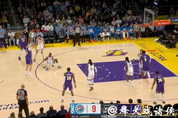 拉拉维亚晃倒杰威瞬间引爆媒体热议 拉拉维亚晃倒杰威瞬间引爆媒体热议